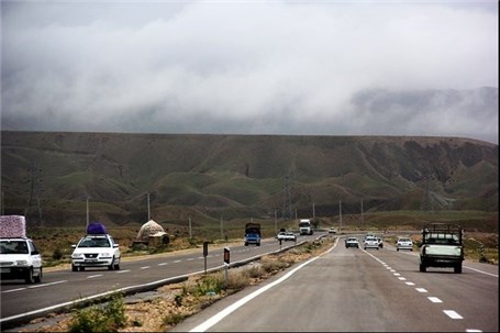تردد روان خودروهای امدادی در محورهای اصلی و فرعی مناطق زلزله‌زده کرمان