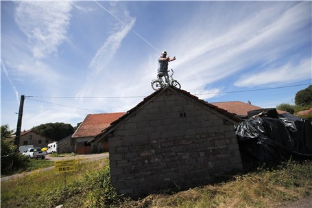 دوچرخه سواری بر روی بام خانه+عکس