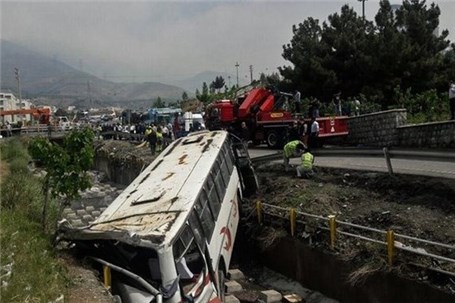 تصادف زنجیره‌ای در آزادراه کرج – تهران/ برخورد مرگبار موتور با خاور و پژو