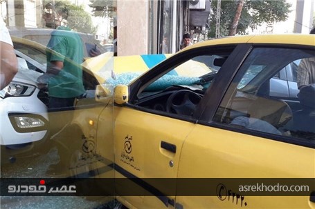 ورود ناگهانی تاکسی به نمایشگاه اتومبیل در خیابان اسکندری + تصاویر