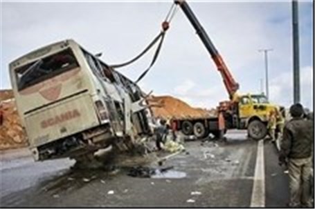مصدومان واژگونی اتوبوس مسافربری به بیمارستان دورود منتقل شدند