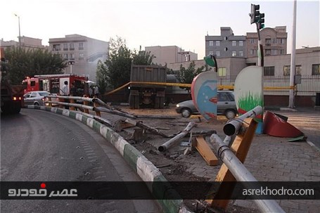 تصادف شدید کامیون 28تنی با دیوار یک ساختمان در تهران