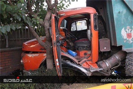 تصادف شدید کامیون 28تنی با دیوار یک ساختمان در تهران