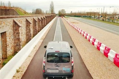 شارژ خودروهای برقی با فناوری جدید جاده‌های هوشمند