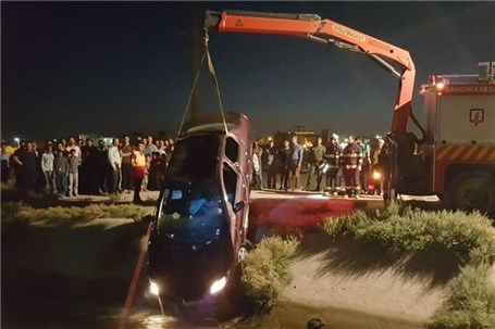 سقوط خودرو به گودال 12 متری