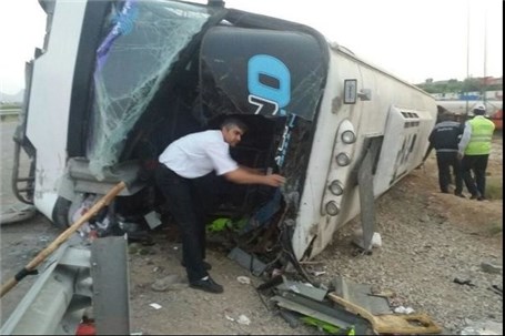 واژگونی اتوبوس در محور تهران-گرمسار/ رانندگان احتیاط کنند