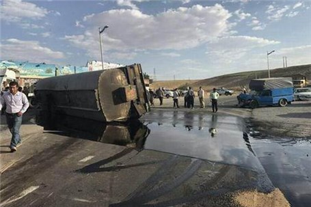 کامیون حامل اسید رقیق در اتوبان شهید دستجردی واژگون شد