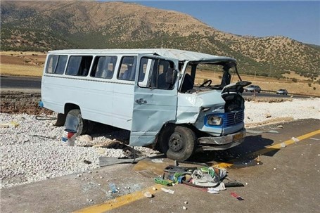 آسیب ۱۱ مسافر در برخورد مینی‌بوس با خودرو سواری در آزادراه زنجان-قزوین