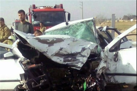 راننده خودروی سنگین پس از شکستن تیر چراغ برق در دزفول متواری شد