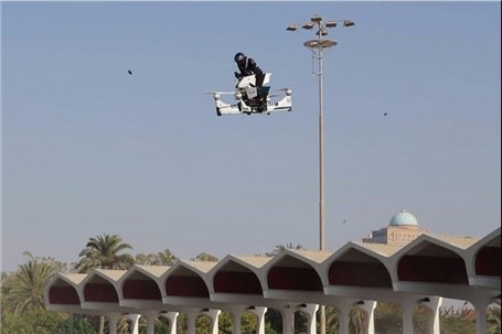 پلیس‌های دوبی سوار بر موتورهای پرنده