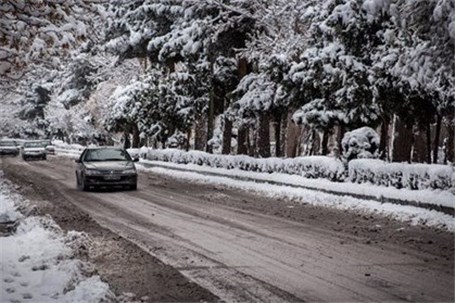 سه محور ارتباطی زنجان به علت بارش برف و باران لغزنده است