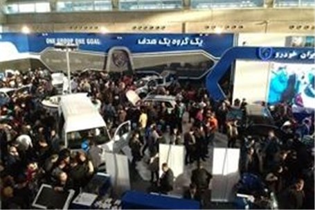 استقبال بازدیدکنندگان از غرفه ایران خودرو در نمایشگاه خودرو تهران
