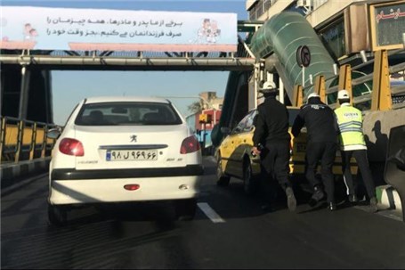 هل دادن خودرو خاموش در سربالایی زیرگذر میدان امام حسین (ع)