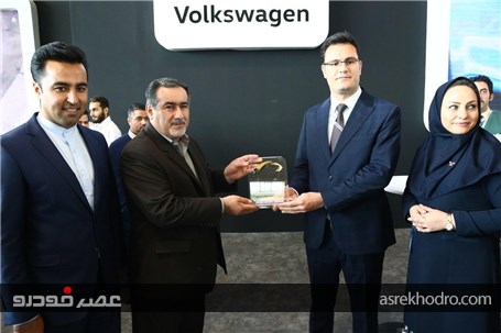 گزارش تصویری از اهدای لوح تقدیر به حاضرین در دومین نمایشگاه خودرو تهران