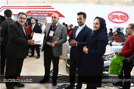 گزارش تصویری از اهدای لوح تقدیر به حاضرین در دومین نمایشگاه خودرو تهران