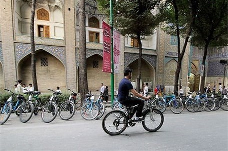 وسایل نقلیه متعرض به مسیر دوچرخه سواری شیراز جریمه می شوند