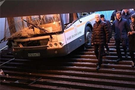 ورود اتوبوس به زیرگذری در مسکو