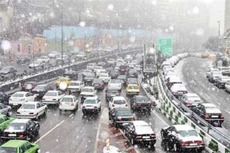 بارش نخستین برف زمستانی خیابان های شمال تهران را قفل کرد