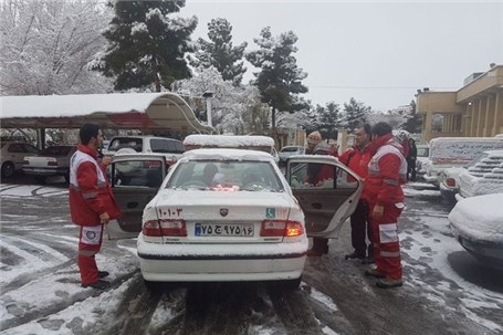 ۵۰ خودرو گرفتار در گردنه زمزیران مهاباد از کولاک نجات یافتند