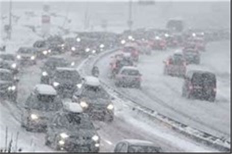 کمک‌رسانی ارتش انگلیس به رانندگان گرفتار در برف