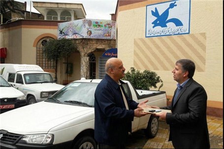 خیر خرم‌آبادی یک خودرو برای راه‌اندازی کتابخانه سیار اهداء کرد