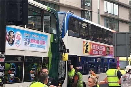 تصادف اتوبوس‌های دو طبقه در منچستر