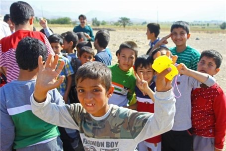 همراهی ایران خودرو با زلزله ‌زدگان سرپل ذهاب در سال نو با توزیع هدیه به کودکان