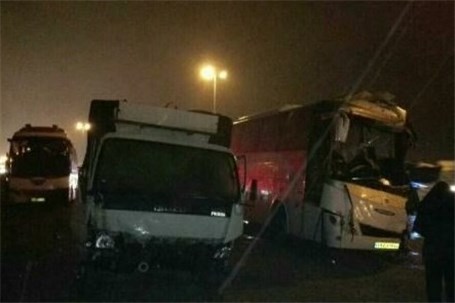 یک کشته و 14مصدوم در تصادف زنجیره‌ای اتوبوس‌ها با تریلی و پراید در اتوبان کرج-قزوین