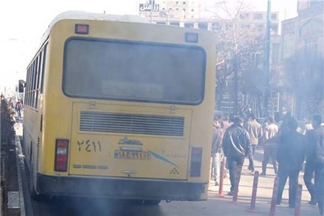 تردد اتوبوس‌های دودزا در خیابان‌های همدان