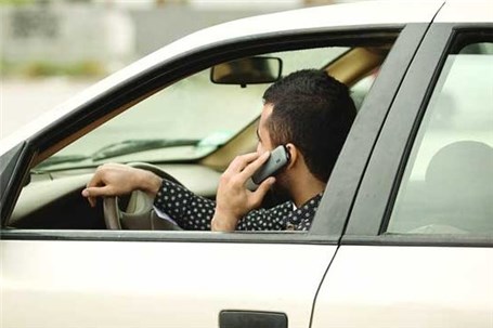 جریمه ۱۰۰ هزارتومانی ونمره منفی برای استفاده از موبایل هنگام رانندگی