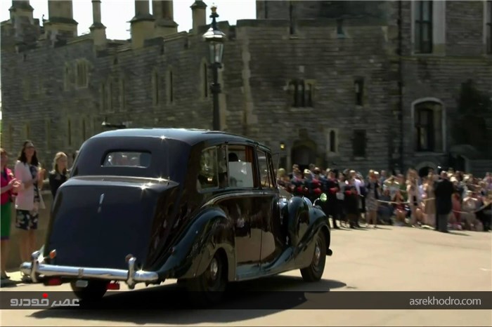 خودروی ملکه الیزابت دوم زیر پای عروس جدید بریتانیا