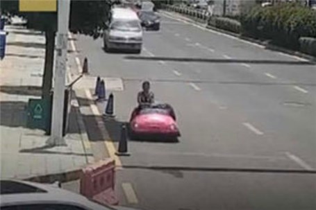 رانندگی زن چینی با ماشین بازی در خیابان سوژه کاربران شد