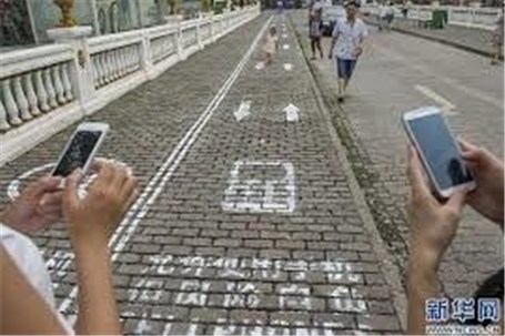 پیاده‌روهای مخصوص برای معتادان به موبایل در چین