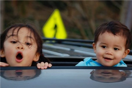 هشدار پلیس راهور نسبت به خروج کودکان از سا‌ن‌روف خودروها