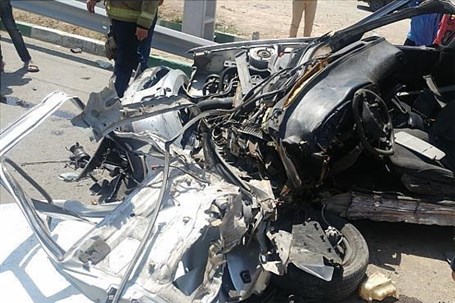 زنده ماندن راننده خودرو پس از تصادف وحشتناک با تیر برق