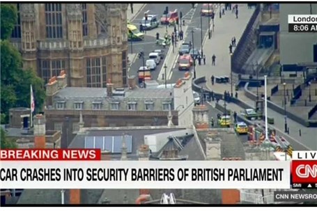 یک خودرو به موانع امنیتی پارلمان انگلیس برخوردکرد