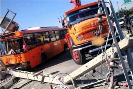 برخورد اتوبوس با تراکتور در اردبیل/28 مسافر دچار حادثه شدند