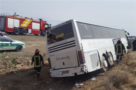 16 مصدوم در تصادف اتوبوس با تریلی