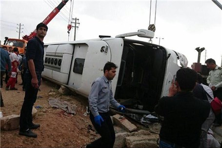 خواب‌آلودگی راننده علت واژگونی اتوبوس اصفهان - شیراز