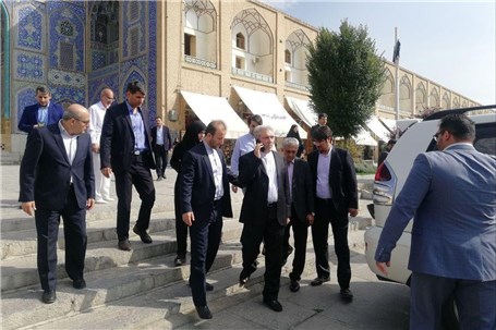 عذرخواهی میراث فرهنگی درباره ورود با خودرو به میدان نقش جهان اصفهان
