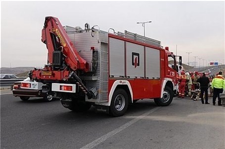 عملیات آتش نشانان برای رهاسازی خودروی سواری در سعادت آباد