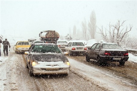 بارش برف در گردنه های استان قزوین آغاز شد