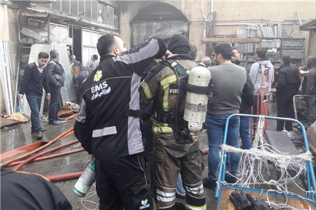 آتش سوزی در انبار لوازم یدکی در خیابان امیرکبیر