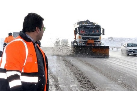 ۳۵ خودرو گرفتار در برف توسط راهداران استان مرکزی رها سازی‌ شدند