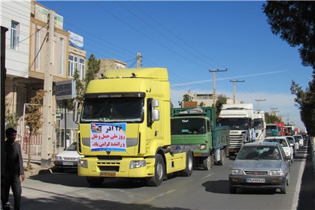 مانور نمادین کامیون های سنگین در خیابان های مهریز برگزار شد‌