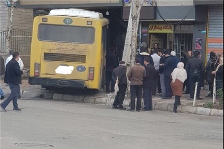 ورود اتوبوس در شهرک مینودر قزوین یک مغازه را تخریب کرد