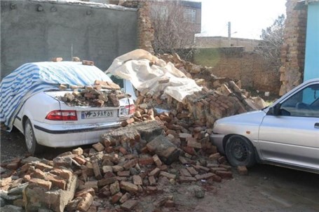 تخریب دیوار فرسوده در سنندج به سه خودرو آسیب زد