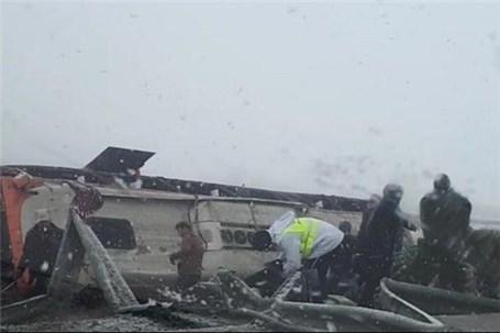 واژگونی اتوبوس تهران ـ کرمانشاه در کیلومتر 40 اتوبان ساوه- همدان
