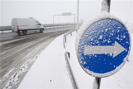 بارش برف راه های آذربایجان شرقی را لغزنده کرد