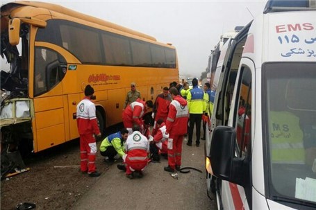 یک کشته و ۱۱ مجروح در تصادف اتوبوس با سمند